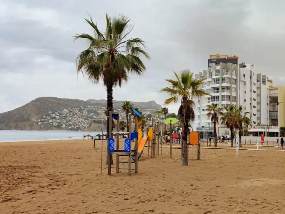 Vista exterior de Piso de alquiler en Calpe / Calp con Terraza, Amueblado y Parking comunitario