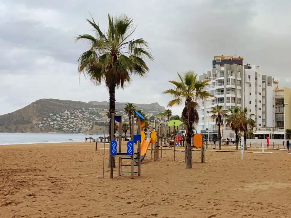 Vista exterior de Piso de alquiler en Calpe / Calp con Terraza, Amueblado y Parking comunitario