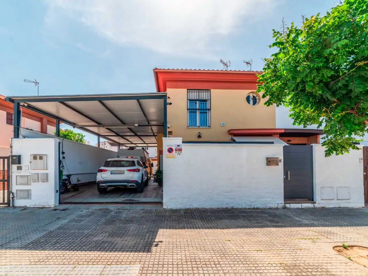 Casa adosada en venta en Avenida de Almargen, 90b, Centro Vista exterior de Casa adosada en venta en Bormujos con Aire acondicionado, Terraza y Piscina