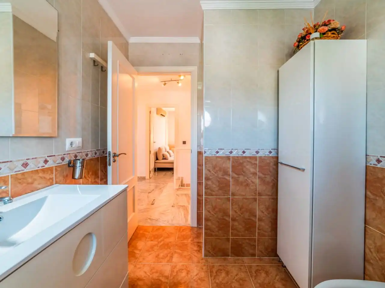 Casa adosada en venta en Avenida de Almargen, 90b, Centro Baño de Casa adosada en venta en Bormujos con Aire acondicionado, Terraza y Piscina