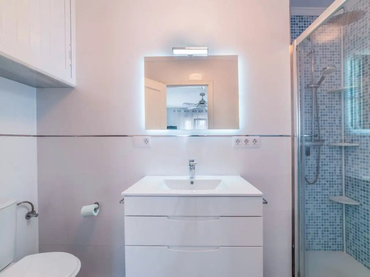 Casa adosada en venta en Avenida de Almargen, 90b, Centro Baño de Casa adosada en venta en Bormujos con Aire acondicionado, Terraza y Piscina