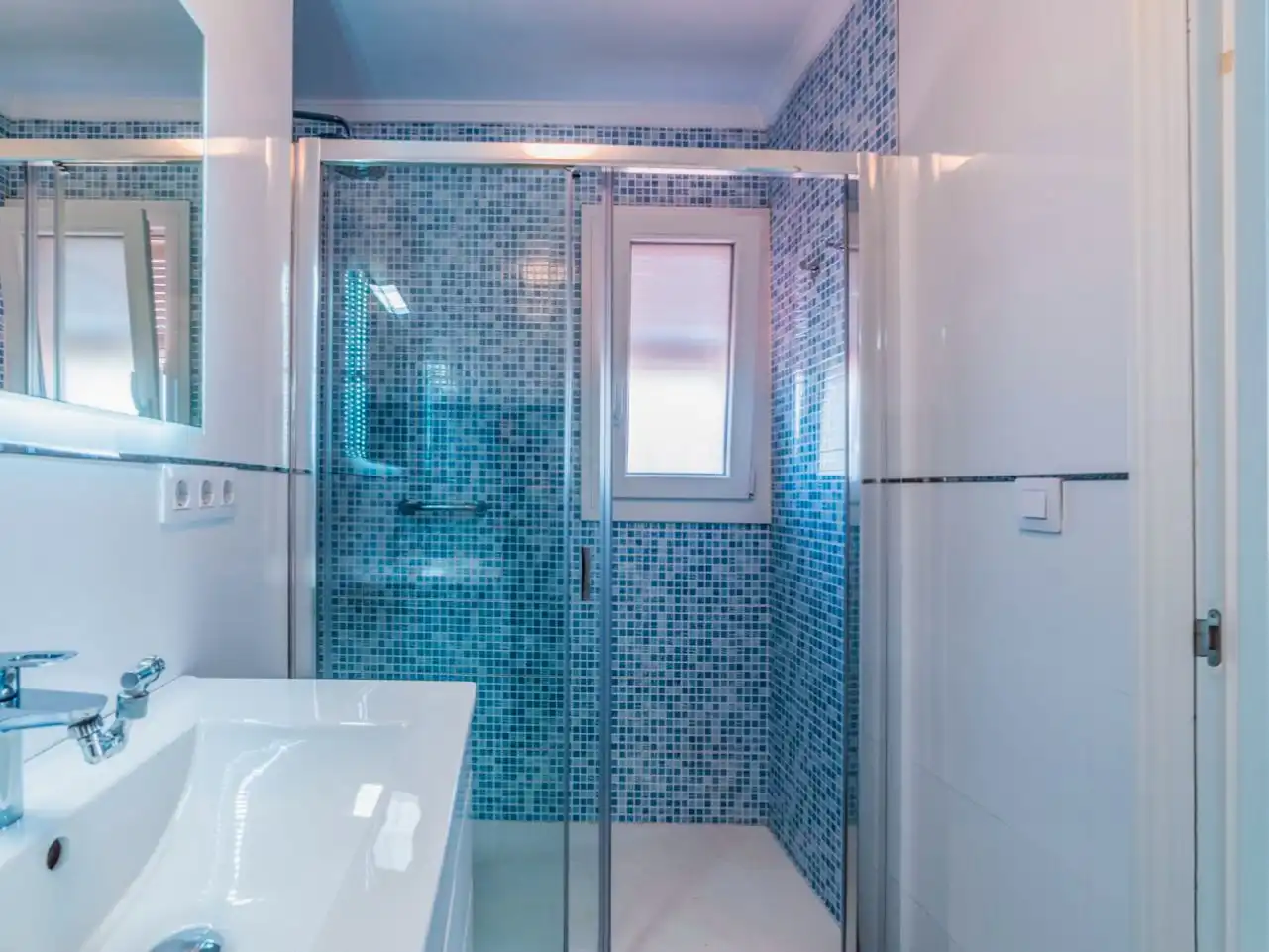 Casa adosada en venta en Avenida de Almargen, 90b, Centro Baño de Casa adosada en venta en Bormujos con Aire acondicionado, Terraza y Piscina