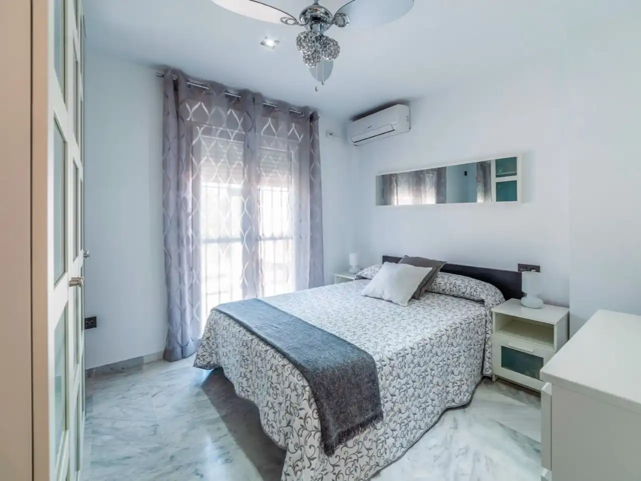 Casa adosada en venta en Avenida de Almargen, 90b, Centro Habitación de Casa adosada en venta en Bormujos con Aire acondicionado, Terraza y Piscina