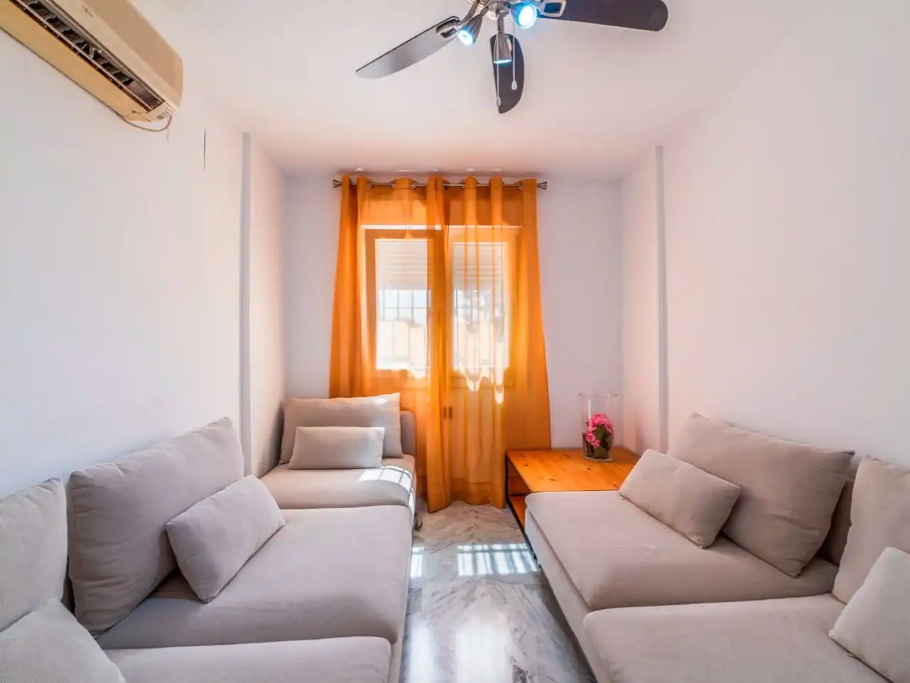 Casa adosada en venta en Avenida de Almargen, 90b, Centro Sala de estar de Casa adosada en venta en Bormujos con Aire acondicionado, Terraza y Piscina