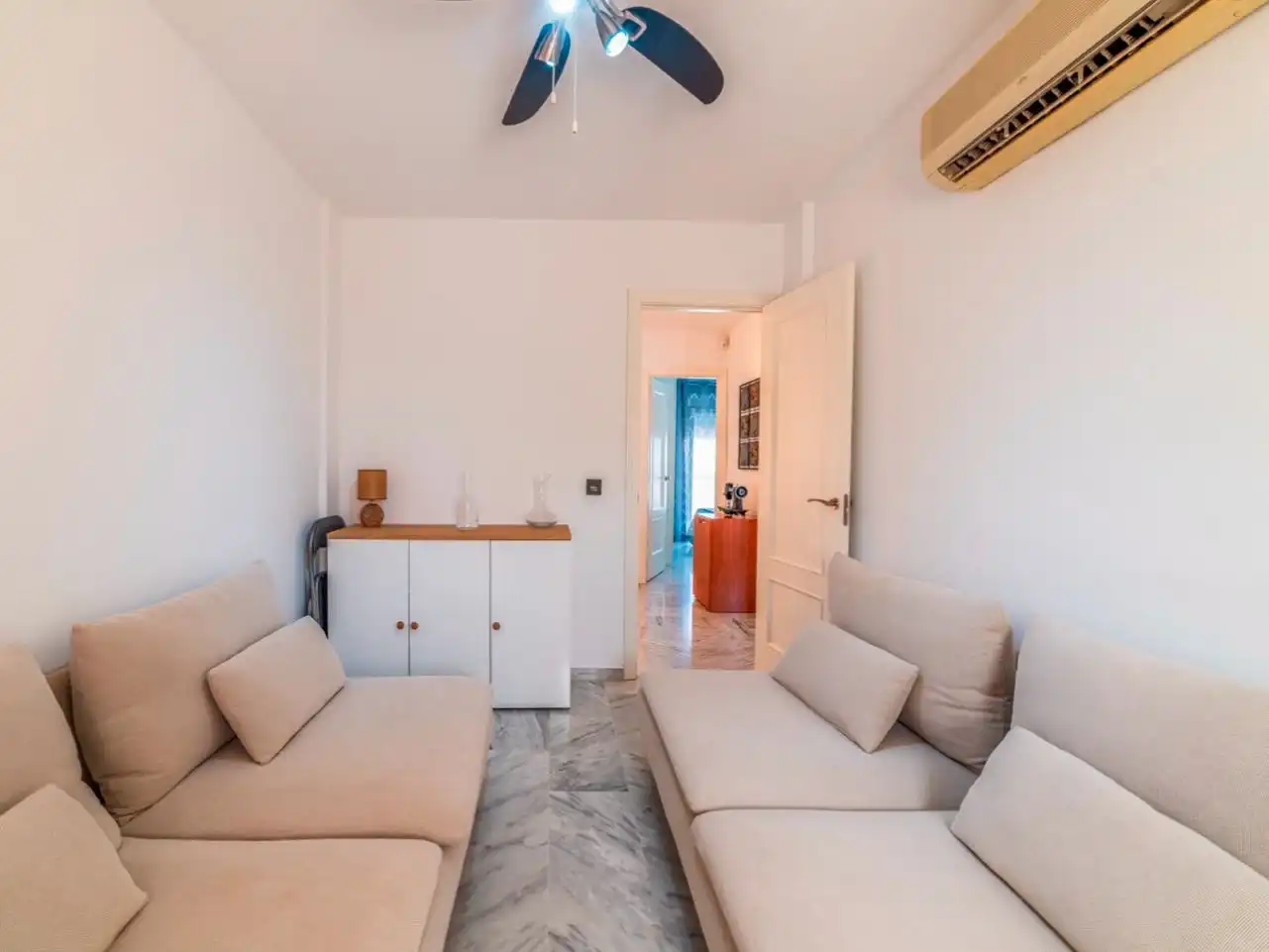 Casa adosada en venta en Avenida de Almargen, 90b, Centro Sala de estar de Casa adosada en venta en Bormujos con Aire acondicionado, Terraza y Piscina
