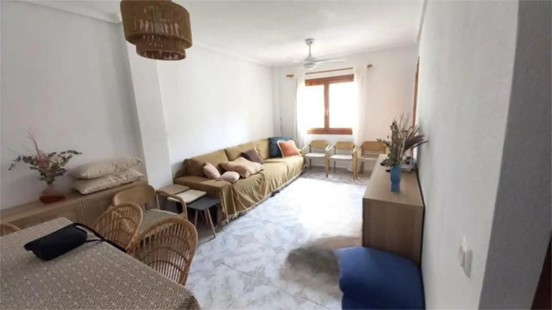 Piso de alquiler en Calas Santiago Bernabéu Sala de estar de Piso de alquiler en Santa Pola con Piscina y Amueblado