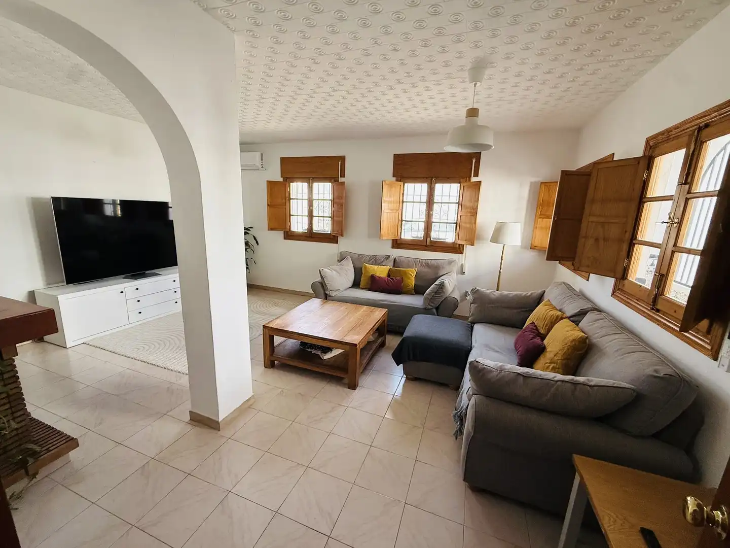 Casa adosada en venda a Calle Rafael Alberti, 12, Jimena de la Frontera Sala d'estar de Casa adosada en venda en Jimena de la Frontera amb Aire condicionat i Piscina