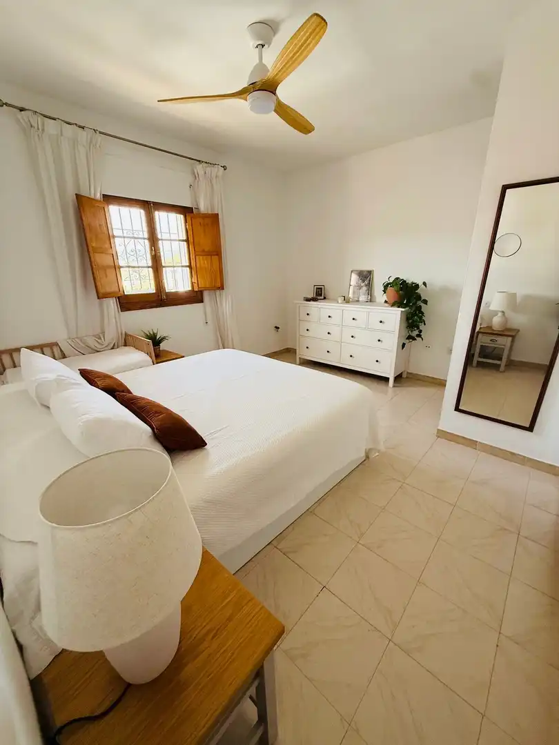 Casa adosada en venda a Calle Rafael Alberti, 12, Jimena de la Frontera Dormitori de Casa adosada en venda en Jimena de la Frontera amb Aire condicionat i Piscina