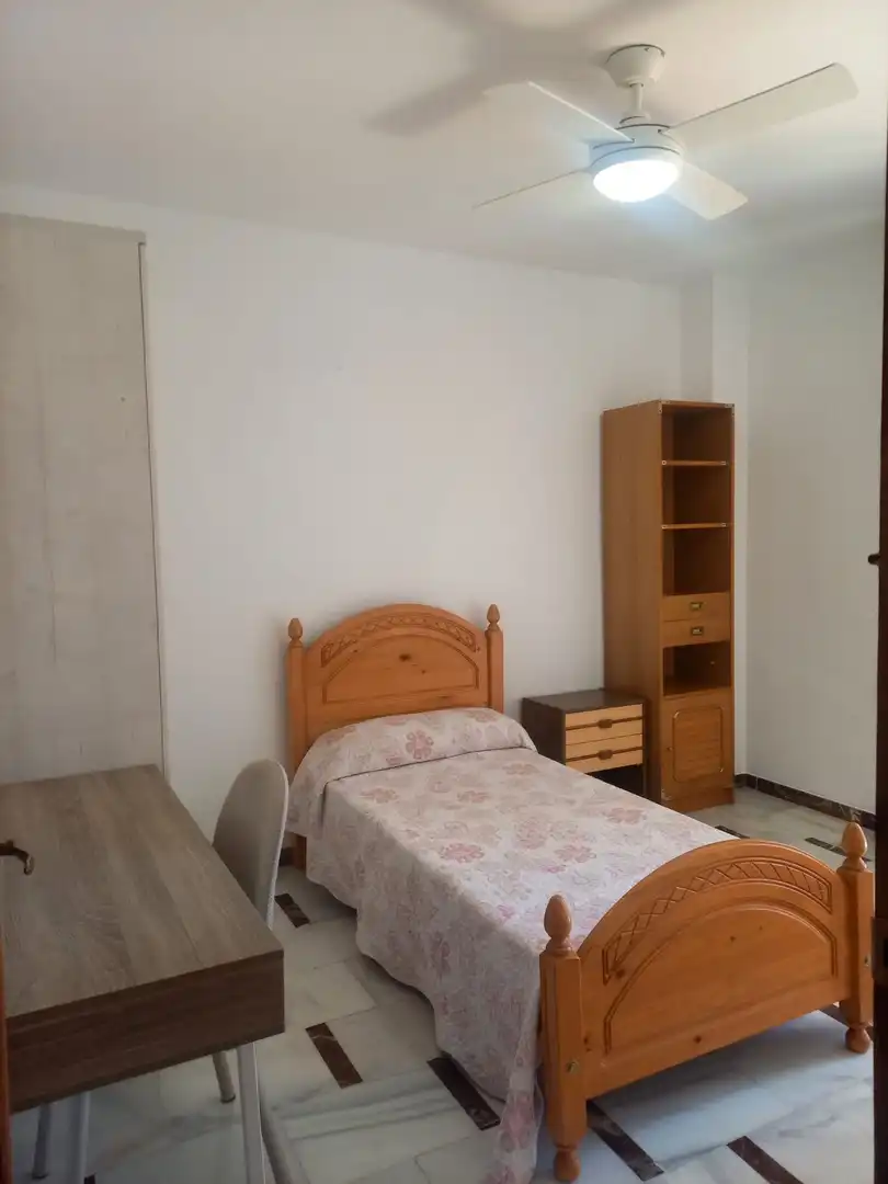 Piso de alquiler en Calle Pintor Juan Gris, 1, Vista Alegre - Parque Cruz Conde Habitación de Piso de alquiler en Córdoba con Aire acondicionado, Jardín privado y Piscina