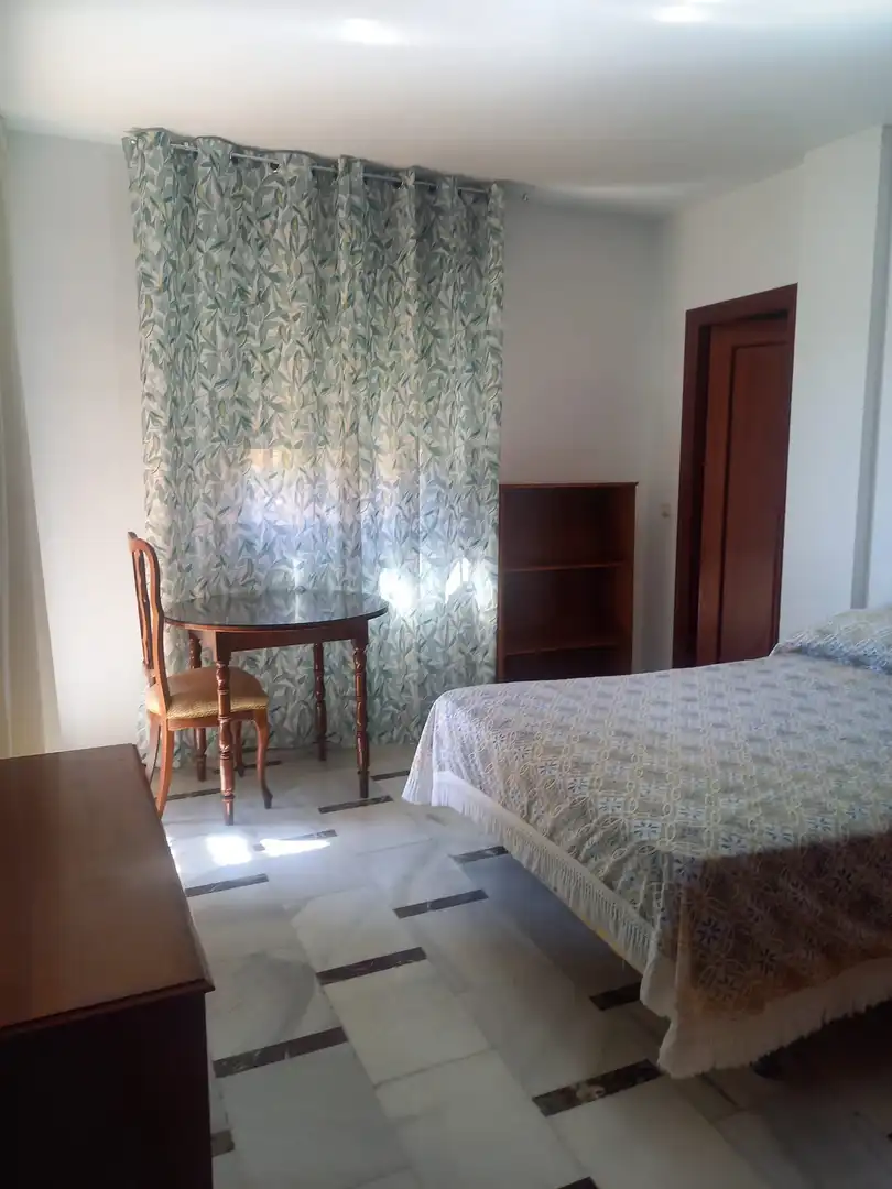 Piso de alquiler en Calle Pintor Juan Gris, 1, Vista Alegre - Parque Cruz Conde Habitación de Piso de alquiler en Córdoba con Aire acondicionado, Jardín privado y Piscina