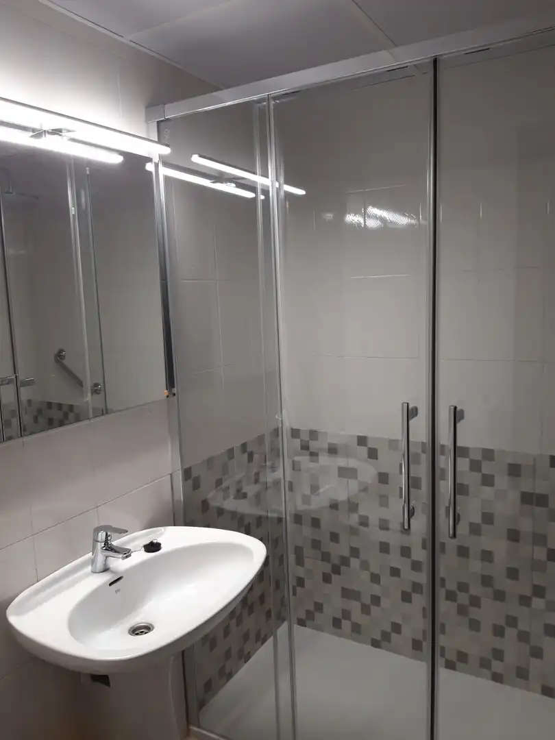 Piso de alquiler en Calle Pintor Juan Gris, 1, Vista Alegre - Parque Cruz Conde Baño de Piso de alquiler en Córdoba con Aire acondicionado, Jardín privado y Piscina