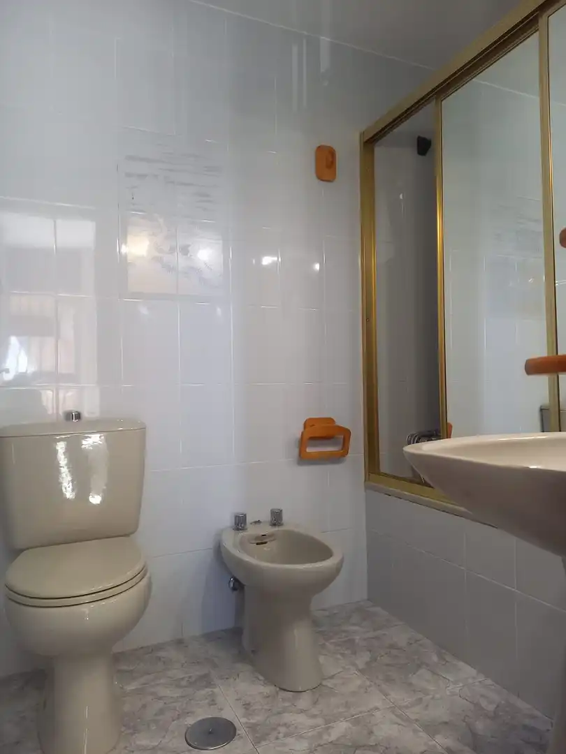 Piso de alquiler en Calle Pintor Juan Gris, 1, Vista Alegre - Parque Cruz Conde Baño de Piso de alquiler en Córdoba con Aire acondicionado, Jardín privado y Piscina