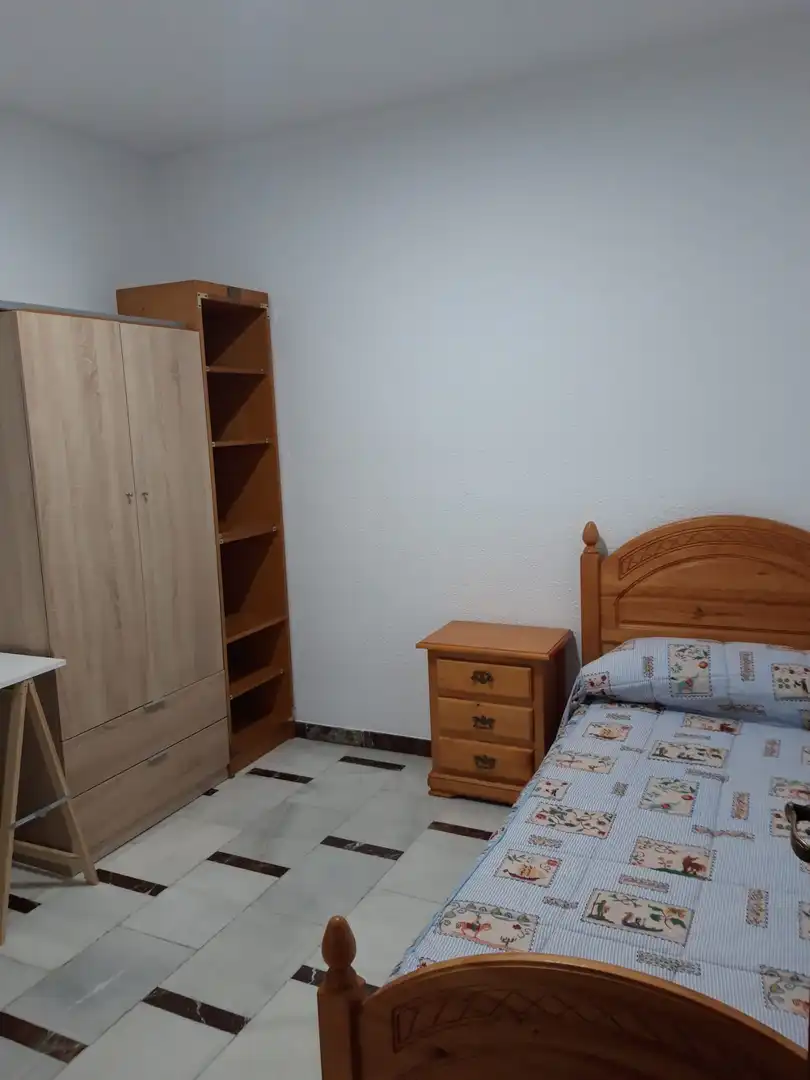 Piso de alquiler en Calle Pintor Juan Gris, 1, Vista Alegre - Parque Cruz Conde Habitación de Piso de alquiler en Córdoba con Aire acondicionado, Jardín privado y Piscina