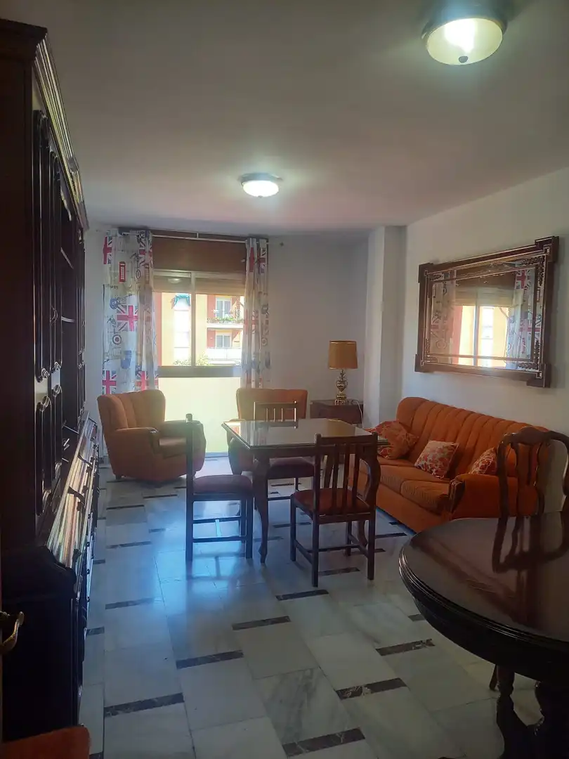Piso de alquiler en Calle Pintor Juan Gris, 1, Vista Alegre - Parque Cruz Conde Sala de estar de Piso de alquiler en Córdoba con Aire acondicionado, Jardín privado y Piscina