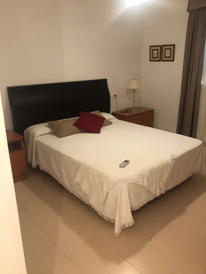 Einfamilien-Reihenhaus zur Miete in Avenida María Auxiliadora, 43, Zona Carrefour Schlafzimmer von Einfamilien-Reihenhaus zur Miete in Rota mit Klimaanlage, Privatgarten und Terrasse