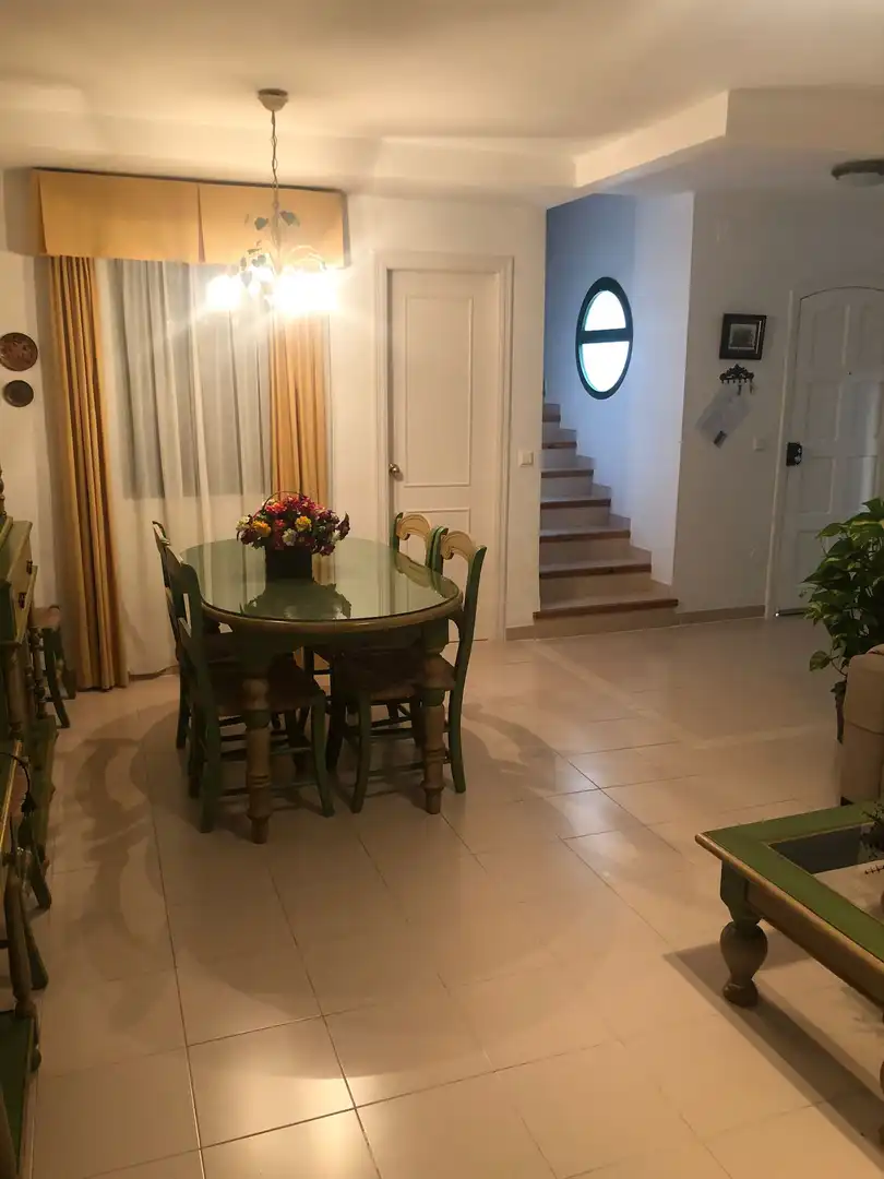 Einfamilien-Reihenhaus zur Miete in Avenida María Auxiliadora, 43, Zona Carrefour Esszimmer von Einfamilien-Reihenhaus zur Miete in Rota mit Klimaanlage, Privatgarten und Terrasse