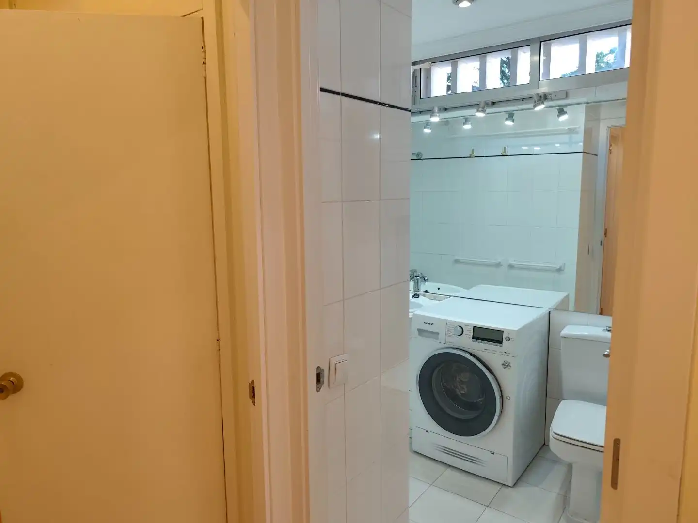 Flat for rent in Calle de Guzmán el Bueno, 135, Vallehermoso Bathroom of Flat for rent in Madrid with Air Conditioner, Heating and Private garden