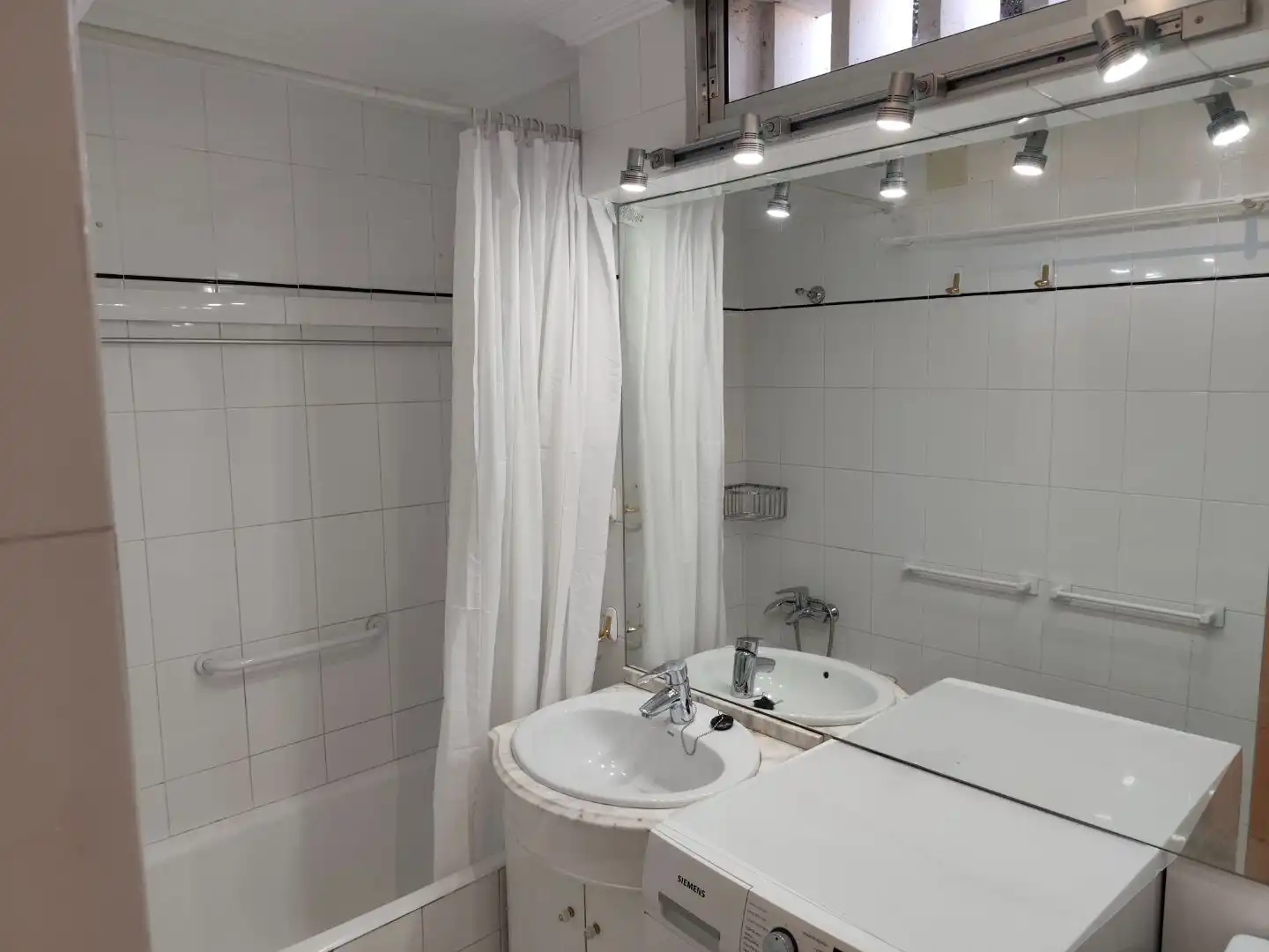 Flat for rent in Calle de Guzmán el Bueno, 135, Vallehermoso Bathroom of Flat for rent in Madrid with Air Conditioner, Heating and Private garden