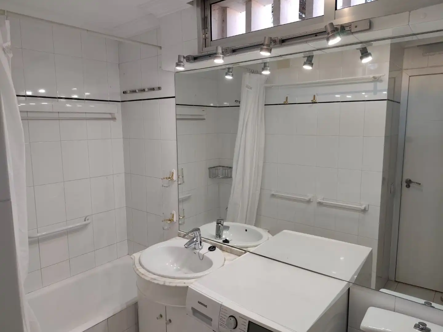 Flat for rent in Calle de Guzmán el Bueno, 135, Vallehermoso Bathroom of Flat for rent in Madrid with Air Conditioner, Heating and Private garden