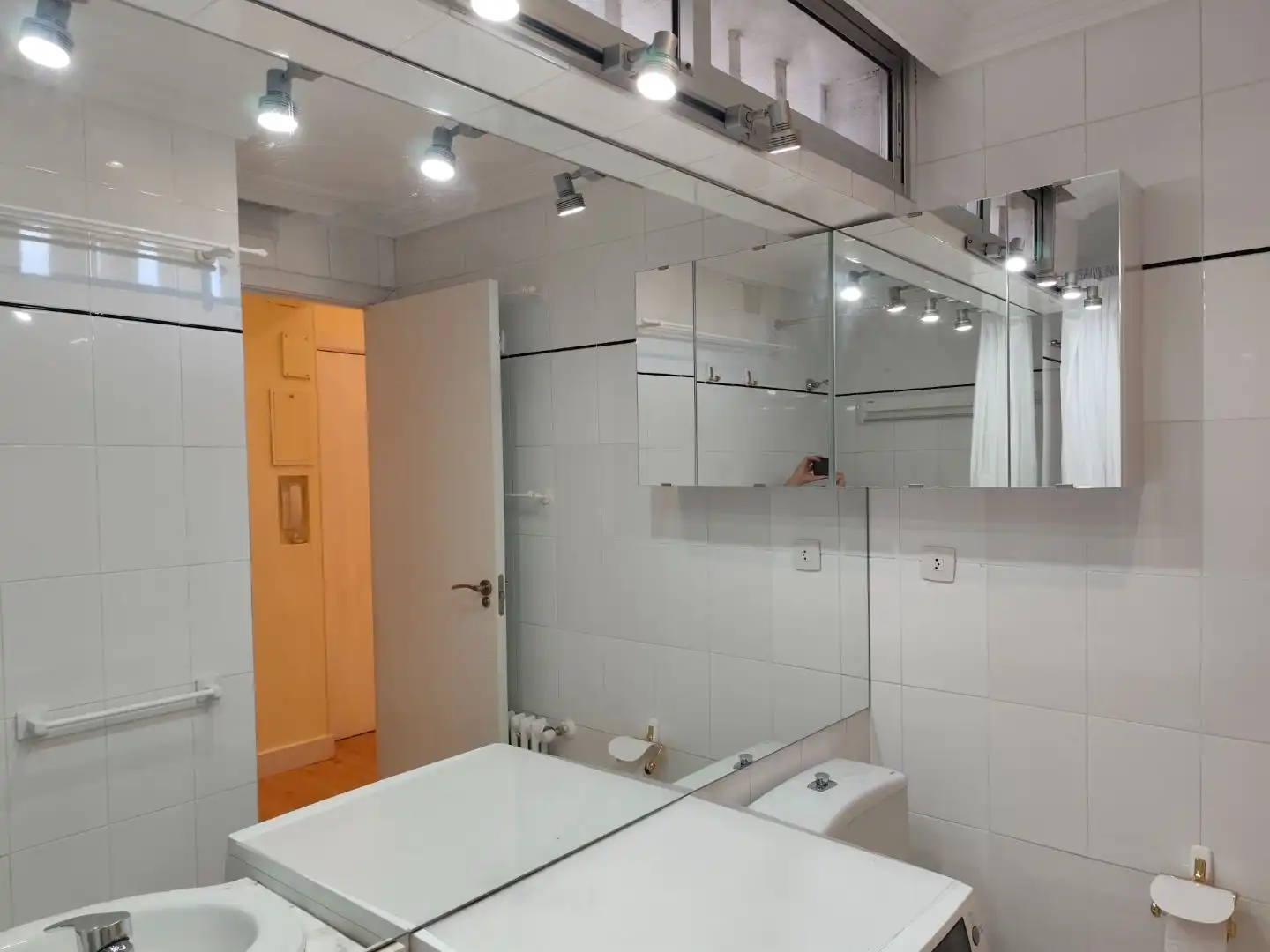 Flat for rent in Calle de Guzmán el Bueno, 135, Vallehermoso Bathroom of Flat for rent in Madrid with Air Conditioner, Heating and Private garden