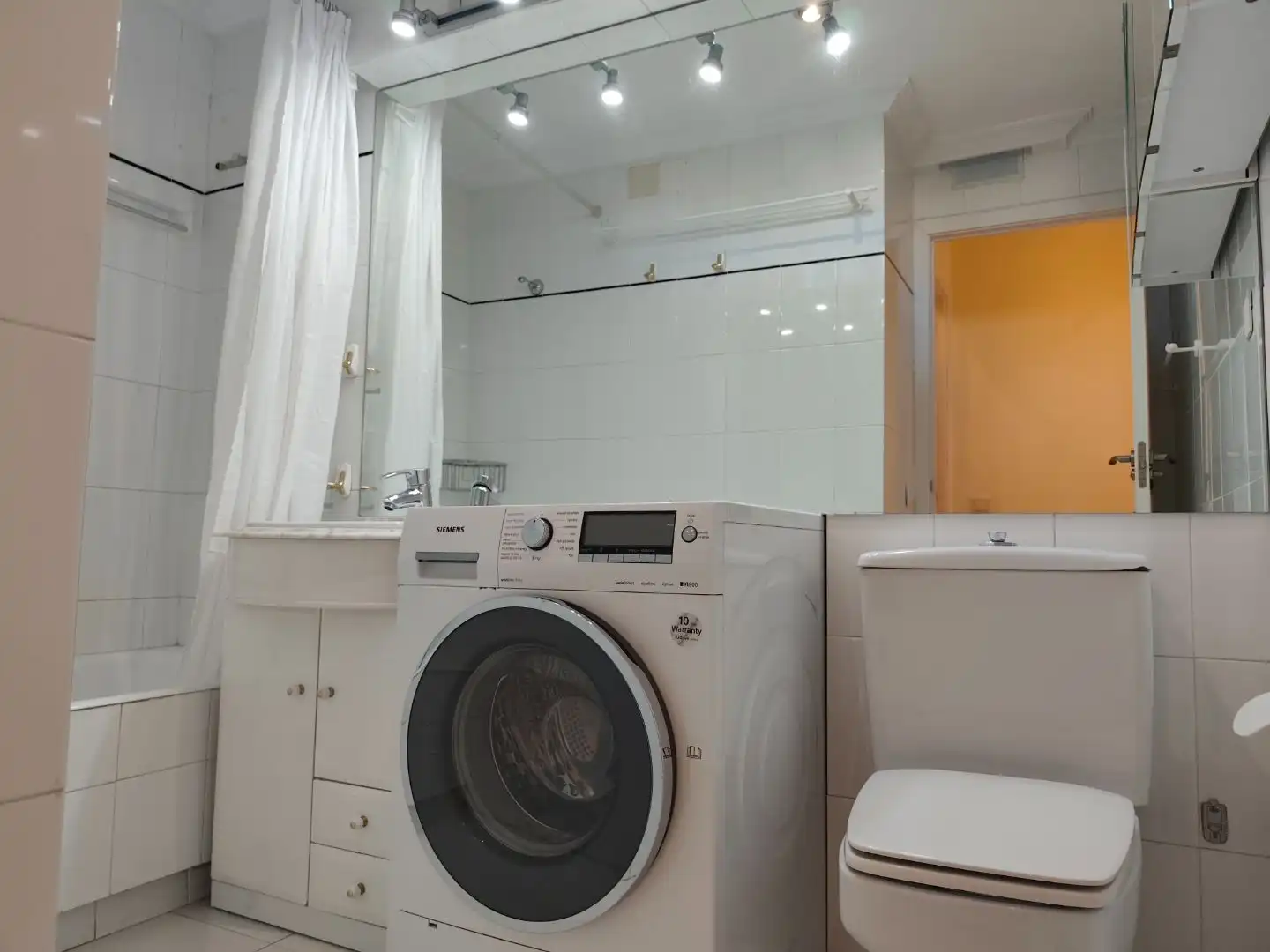 Flat for rent in Calle de Guzmán el Bueno, 135, Vallehermoso Bathroom of Flat for rent in Madrid with Air Conditioner, Heating and Private garden