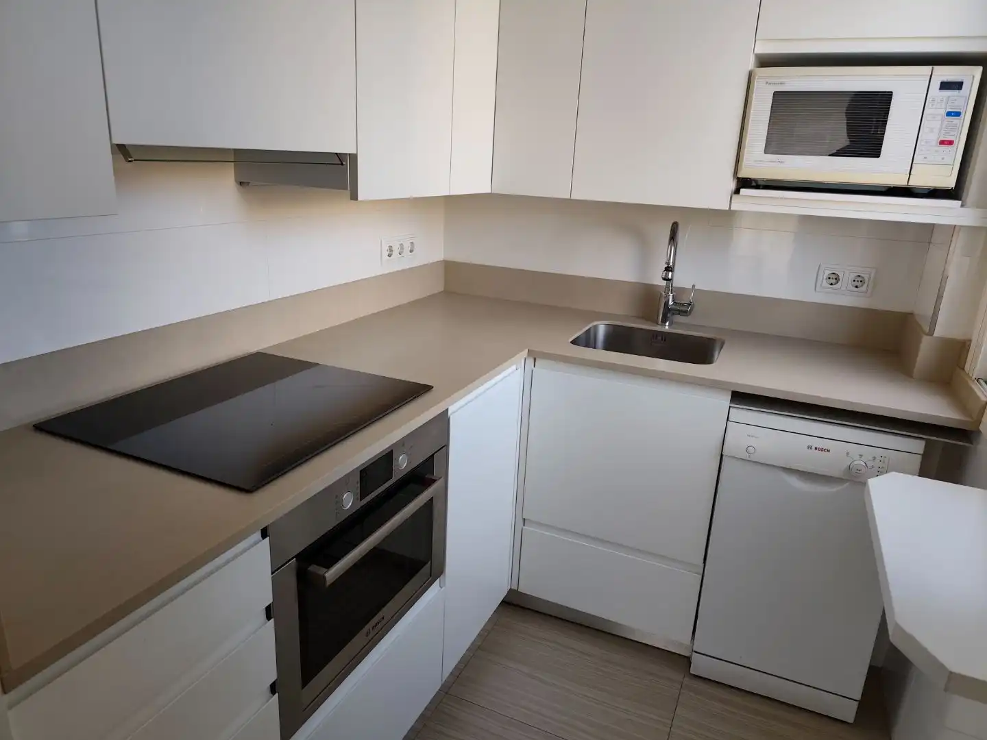 Flat for rent in Calle de Guzmán el Bueno, 135, Vallehermoso Kitchen of Flat for rent in Madrid with Air Conditioner, Heating and Private garden