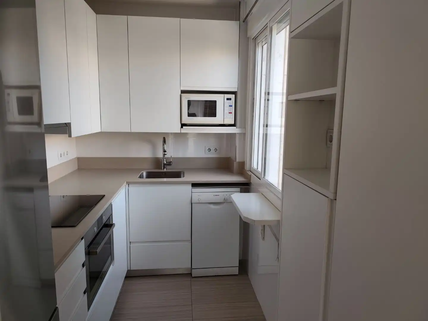 Flat for rent in Calle de Guzmán el Bueno, 135, Vallehermoso Kitchen of Flat for rent in Madrid with Air Conditioner, Heating and Private garden