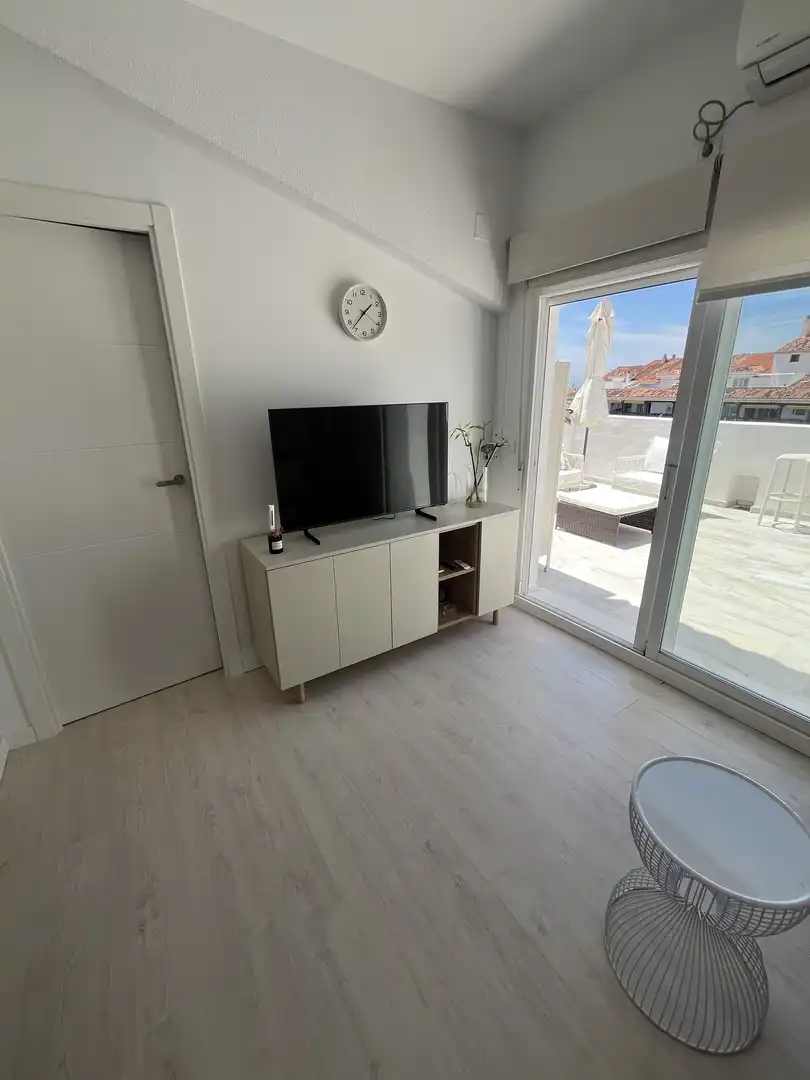 Piso de alquiler en Urbanización Cortijo de Nagüeles, 128, Sierra Blanca Sala de estar de Piso de alquiler en Marbella con Aire acondicionado, Jardín privado y Parquet