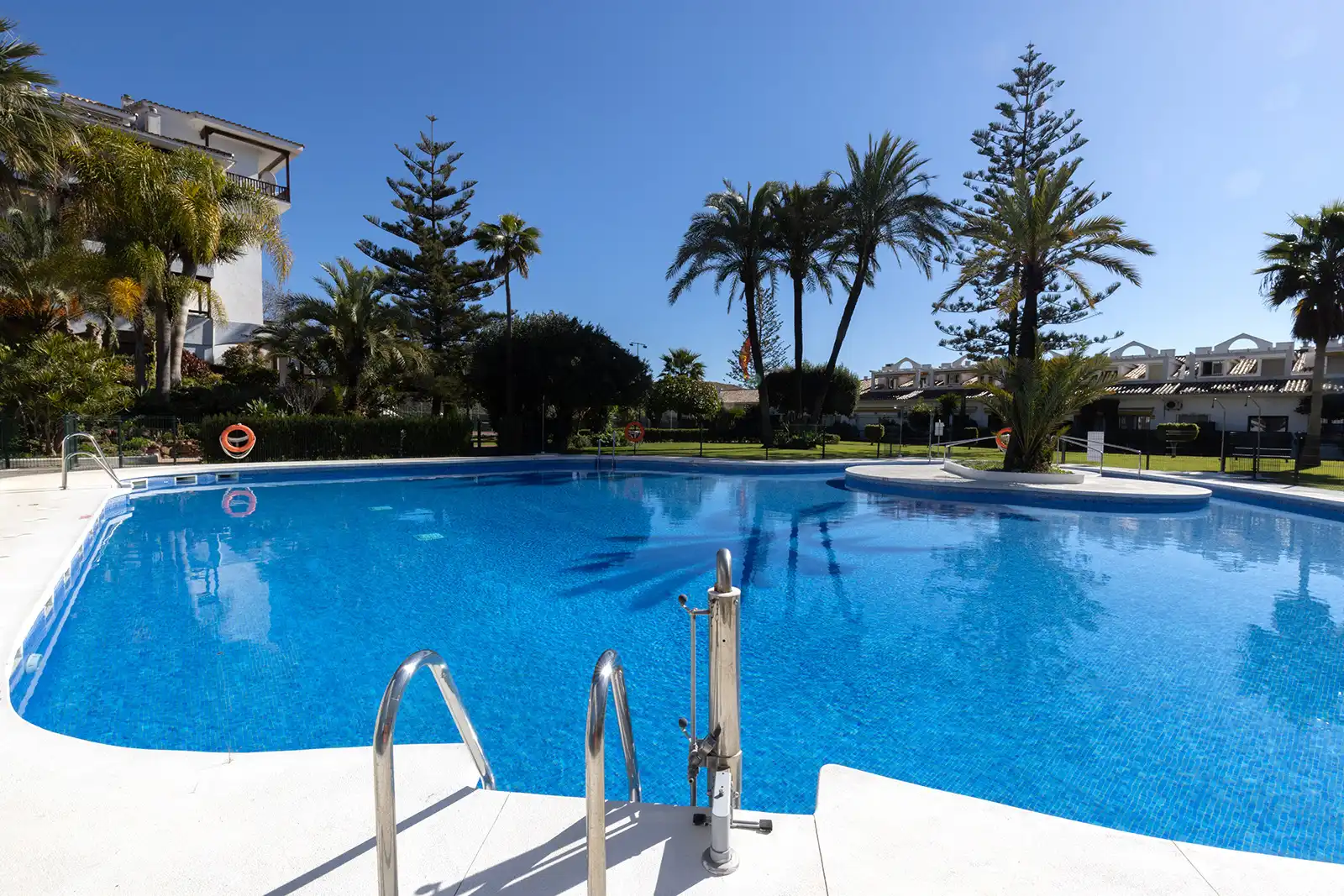 Piso de alquiler en Urbanización Cortijo de Nagüeles, 128, Sierra Blanca Piscina de Piso de alquiler en Marbella con Aire acondicionado, Jardín privado y Parquet
