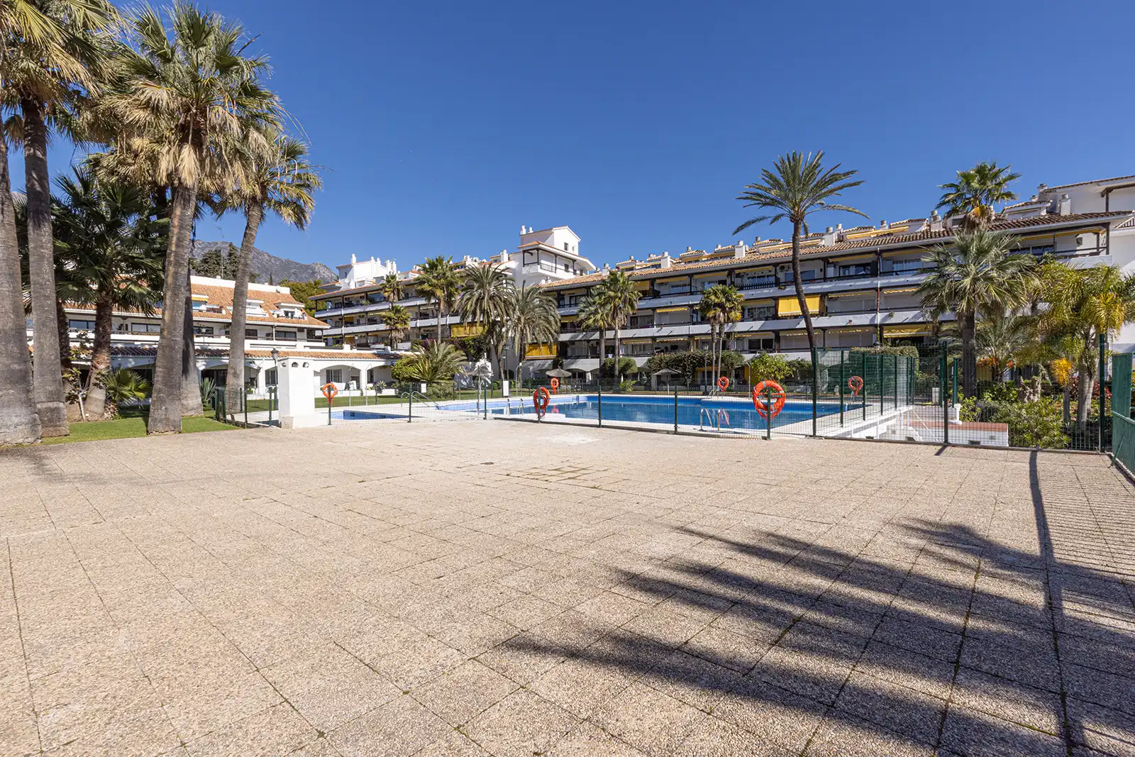 Piso de alquiler en Urbanización Cortijo de Nagüeles, 128, Sierra Blanca Vista exterior de Piso de alquiler en Marbella con Aire acondicionado, Jardín privado y Parquet
