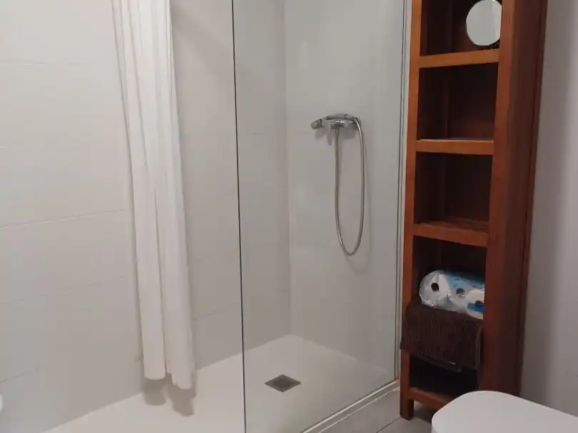 Zimmer in Carrer de Vinaròs, 20, Sant Llorenç - Zona Alfahuir Badezimmer von Wohnung zur untervermieten in Valencia mit Parkett, Möbliert und Balkon