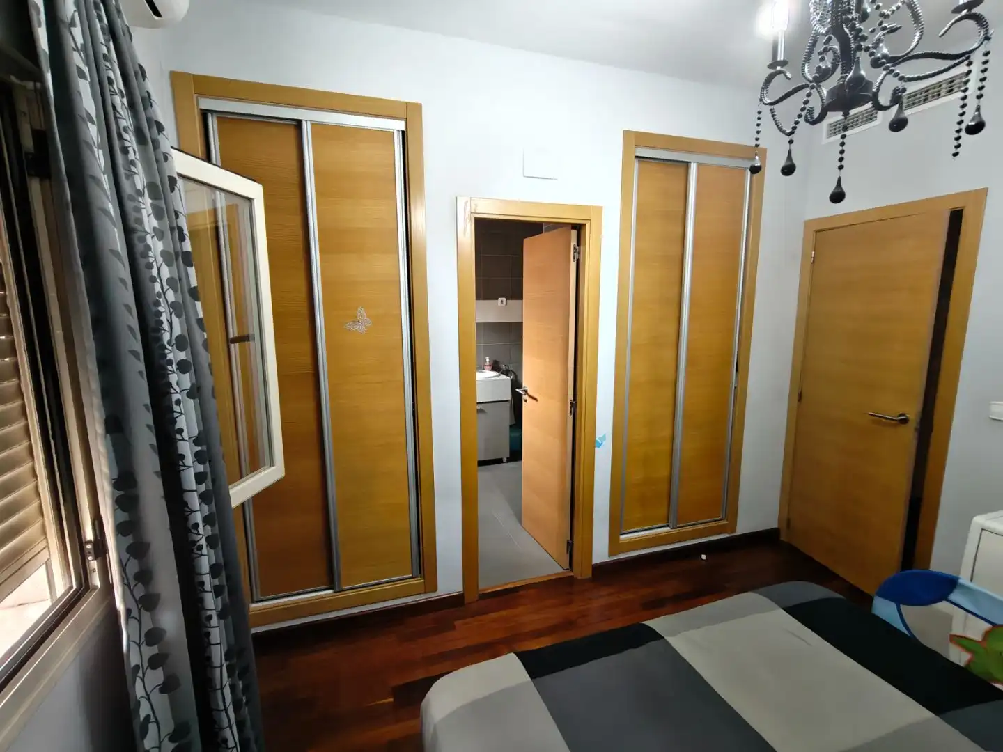 Einfamilien-Reihenhaus zum Verkauf in Avinguda de Los Tulipans, 1, Núcleo Urbano Schlafzimmer von Einfamilien-Reihenhaus zum Verkauf in La Pobla de Vallbona mit Klimaanlage, Terrasse und Schwimmbad