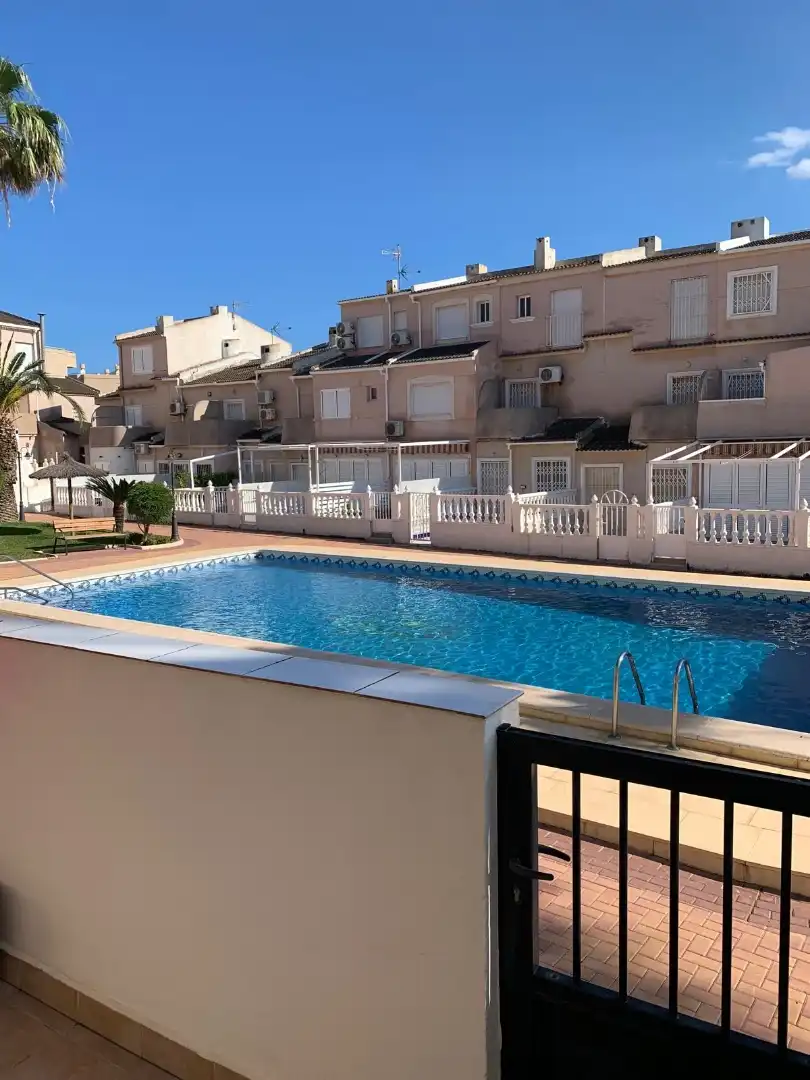 Pis de lloguer a Calle Sevilla, 82, Carolinas Bajas Piscina de Pis de lloguer en Alicante / Alacant amb Aire condicionat, Jardí privat i Terrassa