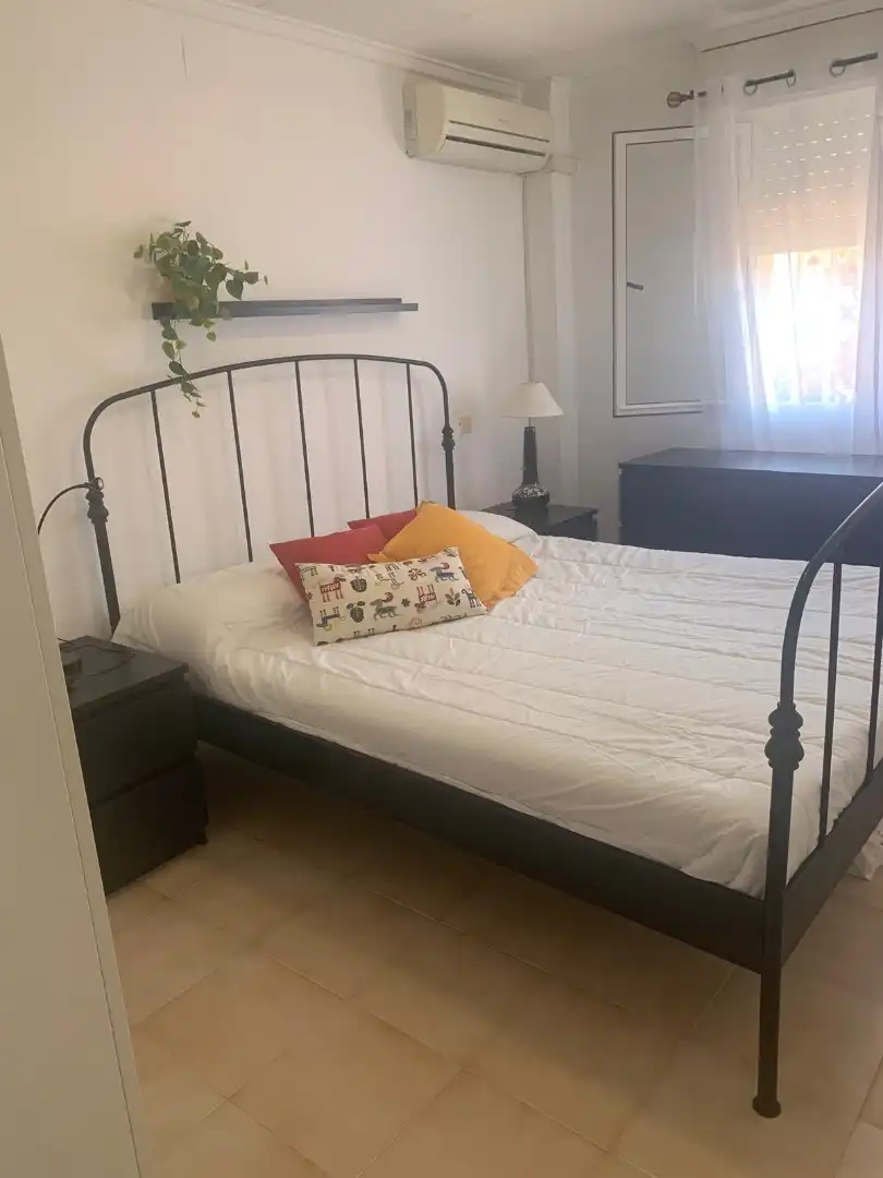 Pis de lloguer a Calle Sevilla, 82, Carolinas Bajas Dormitori de Pis de lloguer en Alicante / Alacant amb Aire condicionat, Jardí privat i Terrassa