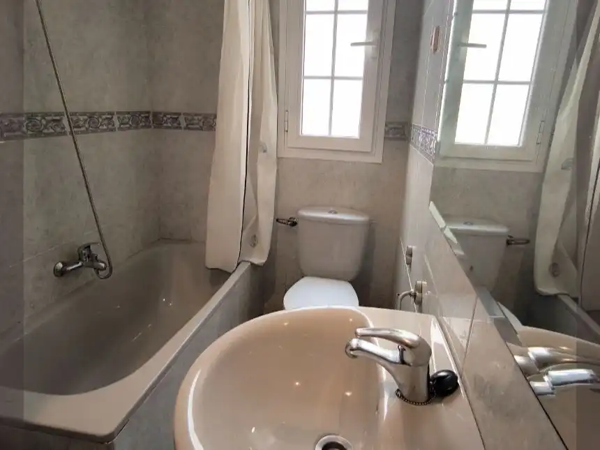 Piso en venta en Calle Pérez Galdós, 22, Nueva Andalucía Baño de Piso en venta en Almería con Aire acondicionado, Calefacción y Amueblado