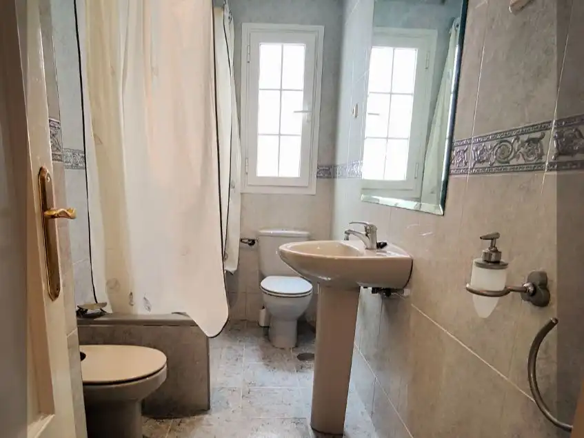 Piso en venta en Calle Pérez Galdós, 22, Nueva Andalucía Baño de Piso en venta en Almería con Aire acondicionado, Calefacción y Amueblado