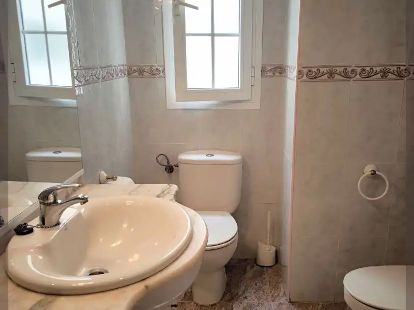 Piso en venta en Calle Pérez Galdós, 22, Nueva Andalucía Baño de Piso en venta en Almería con Aire acondicionado, Calefacción y Amueblado