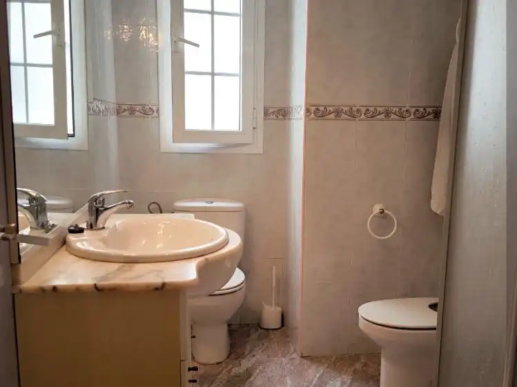 Piso en venta en Calle Pérez Galdós, 22, Nueva Andalucía Baño de Piso en venta en Almería con Aire acondicionado, Calefacción y Amueblado