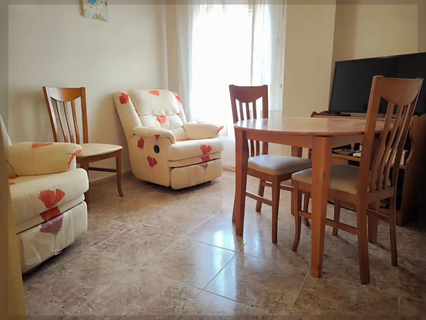 Piso en venta en Calle Pérez Galdós, 22, Nueva Andalucía Sala de estar de Piso en venta en Almería con Aire acondicionado, Calefacción y Amueblado