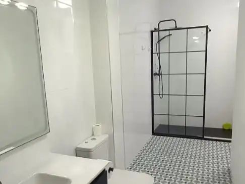 Wohnung zur Miete in Rúa Da Concordia, 17, Ourense Capital Badezimmer von Wohnung zur Miete in Ourense Capital mit Balkon