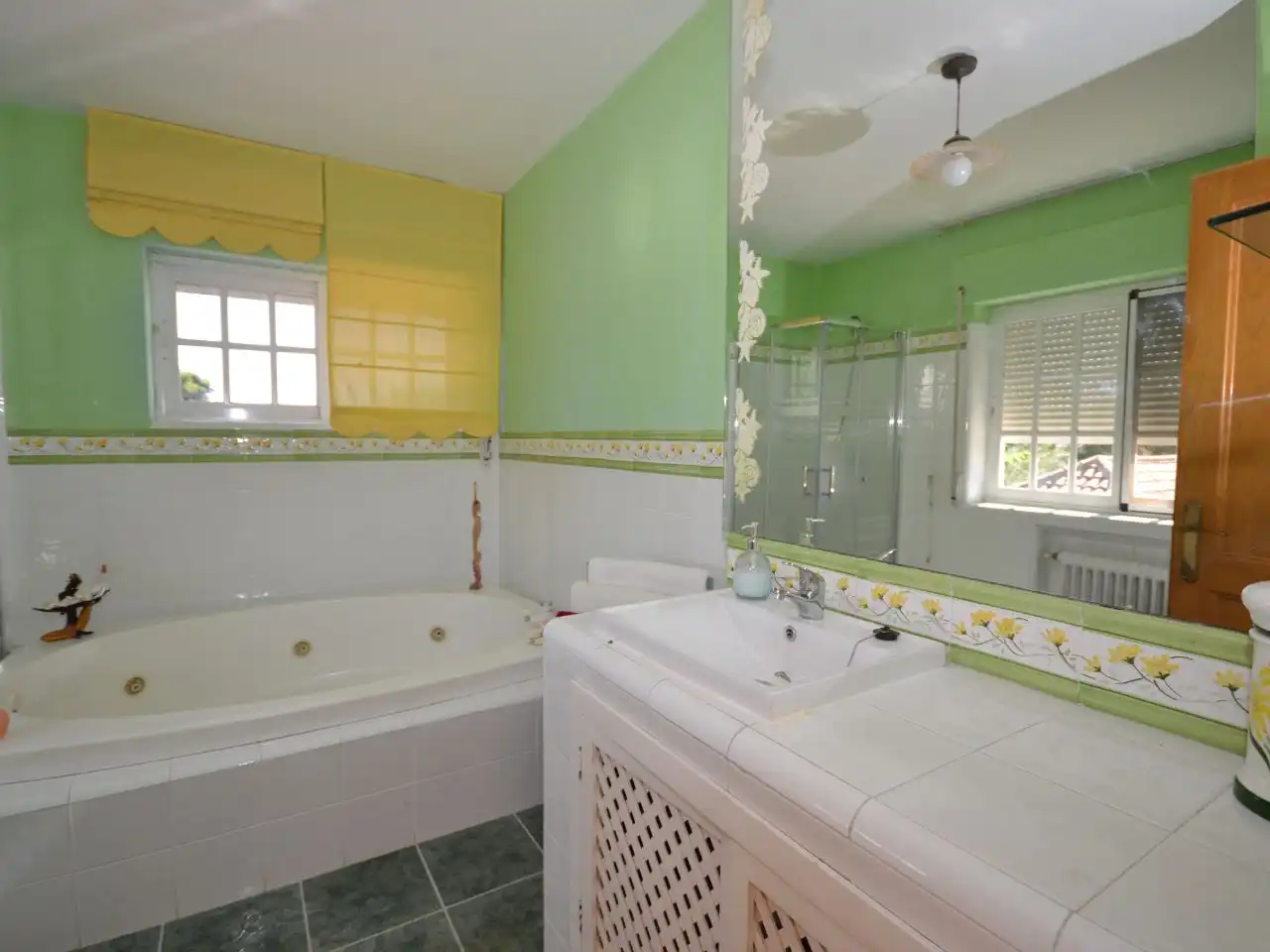 Houses for sale in Peñas Albas - Zulema Bathroom of Houses for sale in Villalbilla with Air Conditioner, Terrace and Swimming Pool