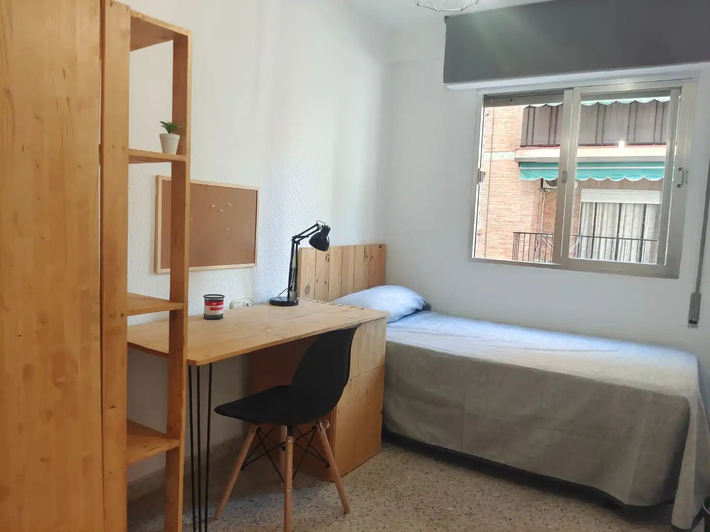 Bedroom of Flat for rent in Granada  with Air Conditioner, Furnished and Balcony