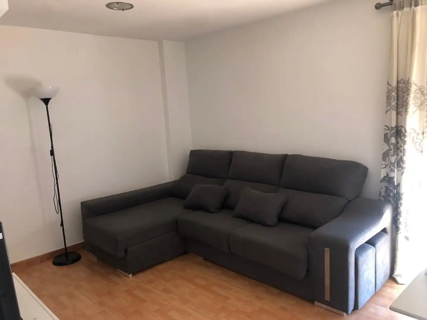 Living room of Flat for rent in Sevilla  with Air Conditioner, Furnished and Balcony