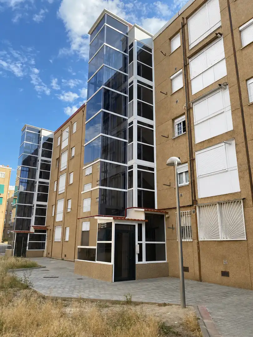 Piso en venta en Calle del Camino de los Vinateros, 33, Media Legua Vista exterior de Piso en venta en Madrid con Aire acondicionado, Calefacción y Trastero