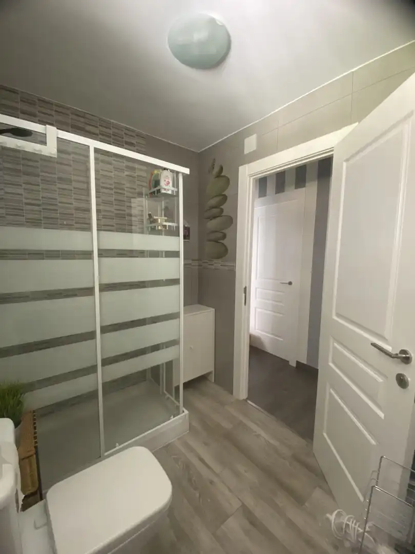 Piso en venta en Calle del Camino de los Vinateros, 33, Media Legua Baño de Piso en venta en Madrid con Aire acondicionado, Calefacción y Trastero