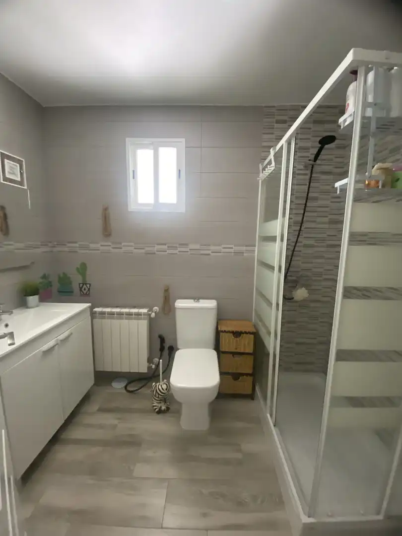Piso en venta en Calle del Camino de los Vinateros, 33, Media Legua Baño de Piso en venta en Madrid con Aire acondicionado, Calefacción y Trastero