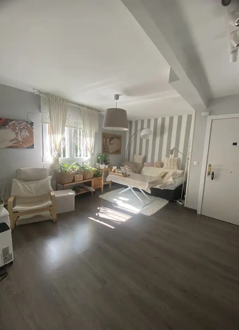 Piso en venta en Calle del Camino de los Vinateros, 33, Media Legua Sala de estar de Piso en venta en Madrid con Aire acondicionado, Calefacción y Trastero