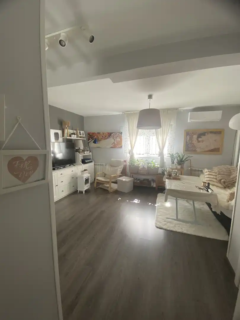 Piso en venta en Calle del Camino de los Vinateros, 33, Media Legua Sala de estar de Piso en venta en Madrid con Aire acondicionado, Calefacción y Trastero