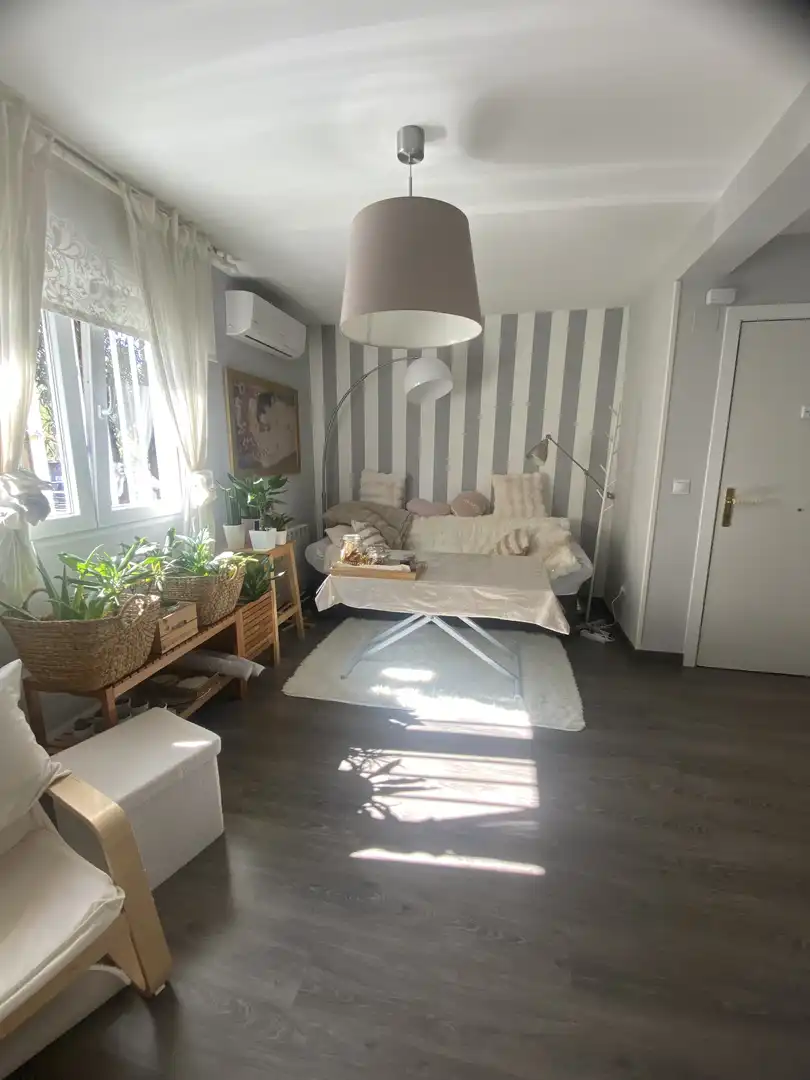 Piso en venta en Calle del Camino de los Vinateros, 33, Media Legua Sala de estar de Piso en venta en Madrid con Aire acondicionado, Calefacción y Trastero