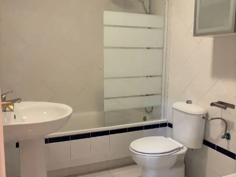 Flat for rent in Calle Valme, 10, La Buhaira Bathroom of Flat for rent in Sevilla with Air Conditioner, Furnished and Community parking